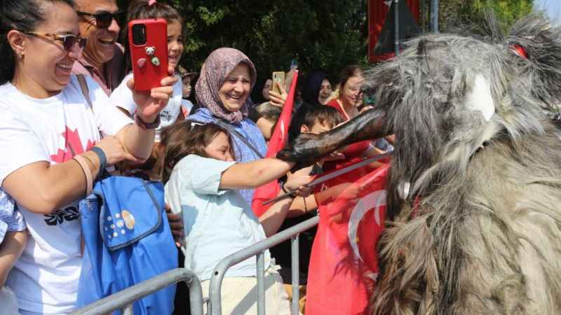 Tülütabaklar hem korkuttu hem dans etti