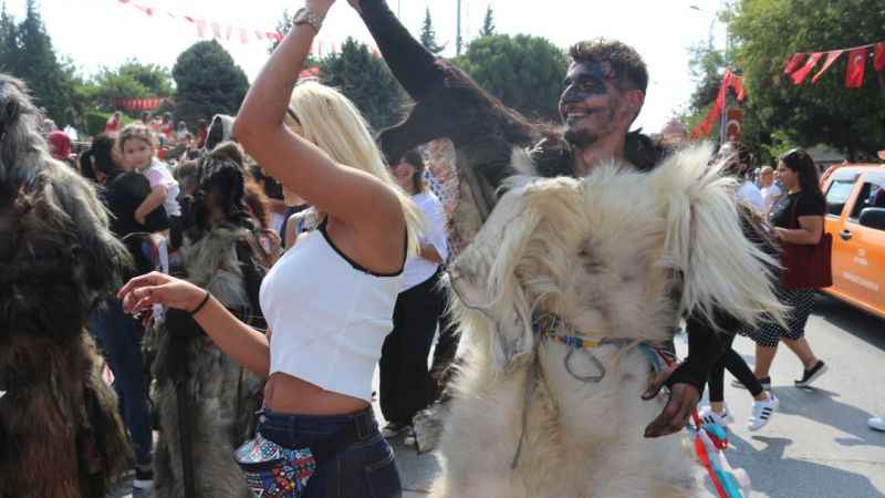 Tülütabaklar hem korkuttu hem dans etti