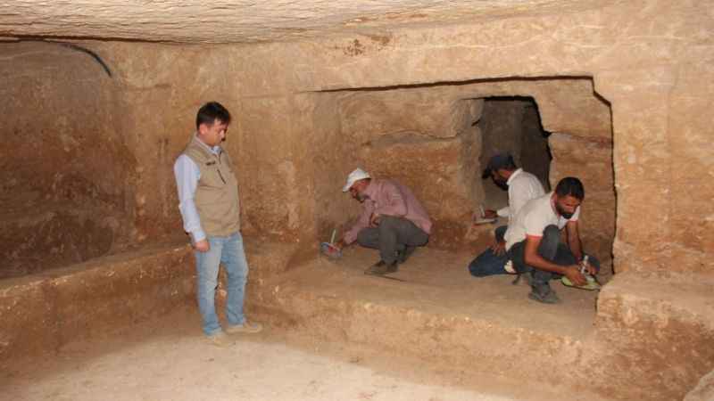 Kaçak kazı ihbarıyla bin 700 yıllık kaya mezarı bulundu