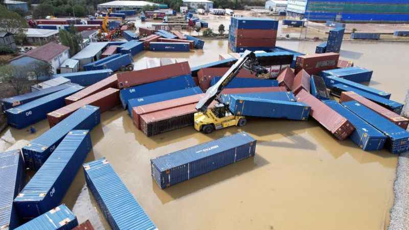 Halkalı Tren Garı göle döndü