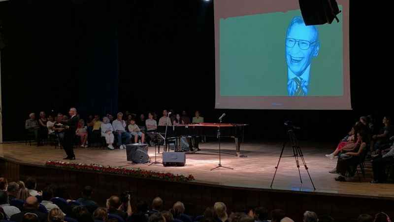 Fazıl Say, babası Ahmet Say için piyanonun başına geçti