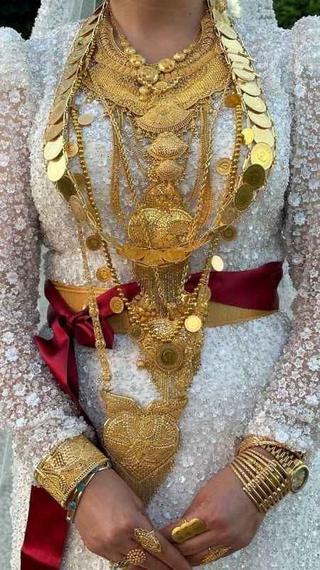 Geline kilolarca altın, damada ise 2 milyon TL takıldı Geline kilolarca altın, damada ise 2 milyon TL takıldı