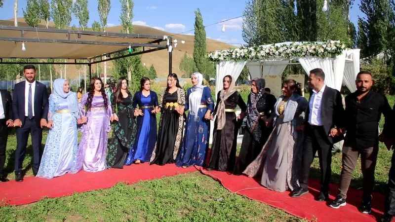 Geline kilolarca altın, damada ise 2 milyon TL takıldı Geline kilolarca altın, damada ise 2 milyon TL takıldı