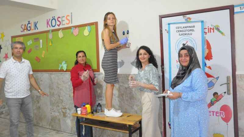 Suriye sınırındaki öğretmenlerin mesaisi okulu boyamakla başladı