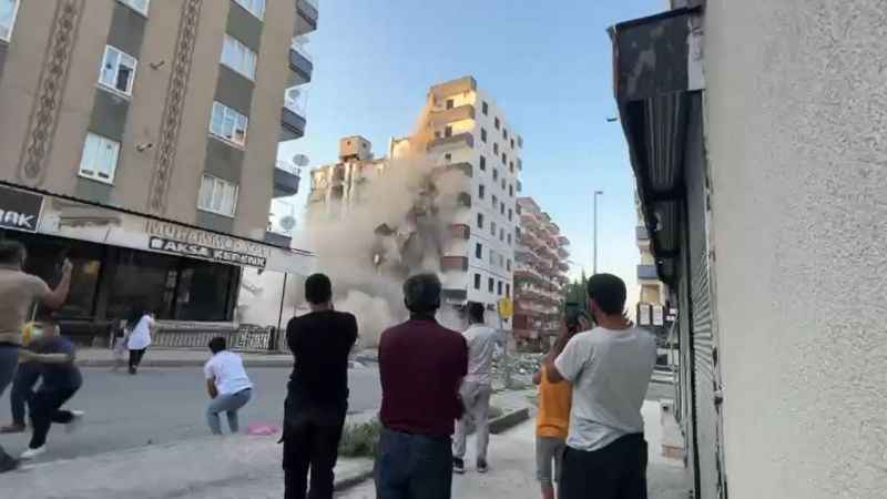 Diyarbakır'da ağır hasarlı bina yıkım esnasında çöktü