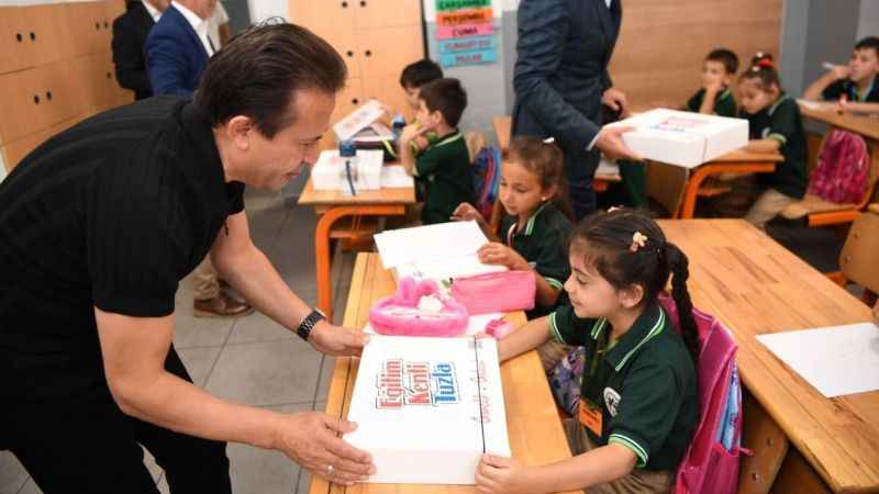 Tuzla’da 50 bin öğrenciye kırtasiye seti dağıtımı devam ediyor