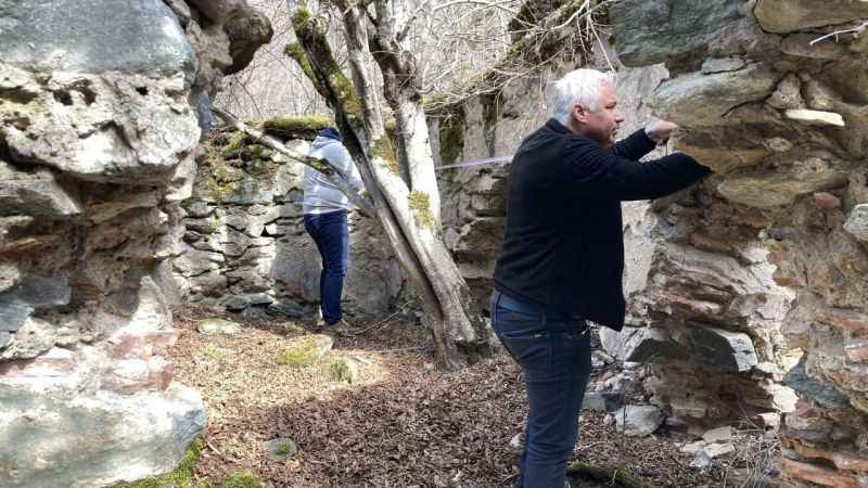 Definecilerin talan ettiği kale ve hamam yok oluyor