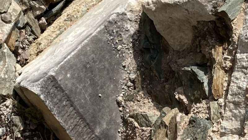 Definecilerin talan ettiği kale ve hamam yok oluyor