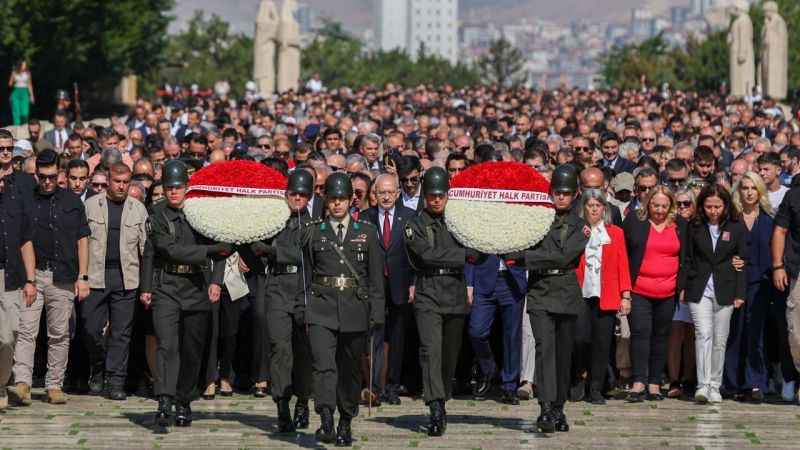 Kılıçdaroğlu, CHP’nin 100’üncü yıl etkinlikleri çerçevesinde Anıtkabir’i ziyaret etti