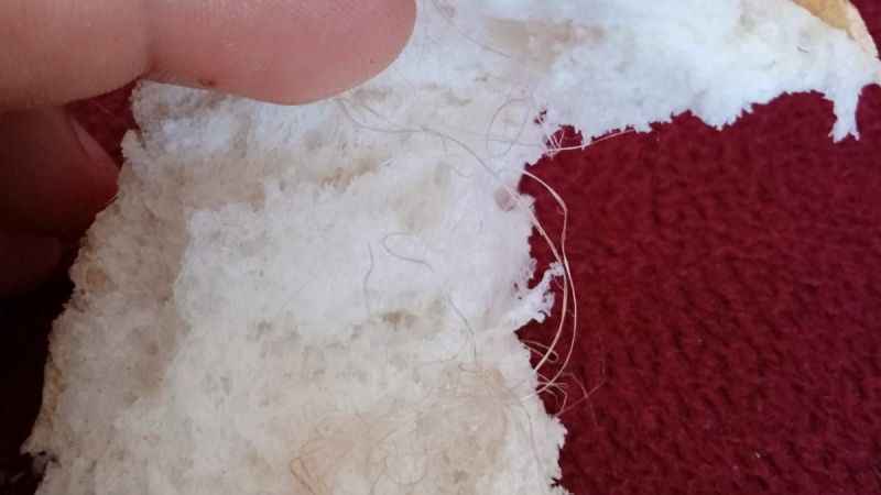Alınan ekmeğin içinden bir avuç çuval ipi çıktı