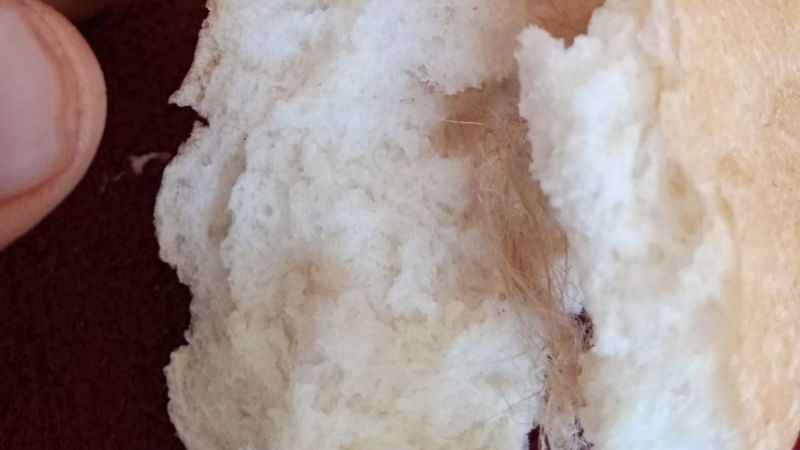 Alınan ekmeğin içinden bir avuç çuval ipi çıktı