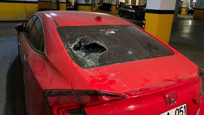 Bayrampaşa’da İSPARK otoparkında araçlara taşlı saldırı