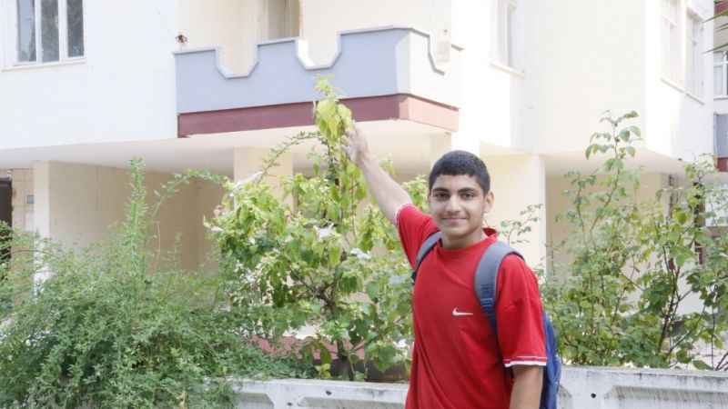 Adana'da okulların yanındaki ağır hasarlı binalar tehlike saçıyor