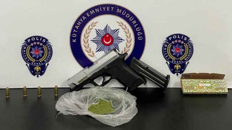 Simav’da durdurulan araçta silah ve uyuşturucu ele geçirildi