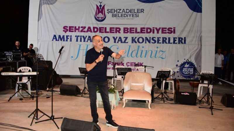 Bekir Develi 'Bizim Hikayemiz'le Manisalılarla buluştu
