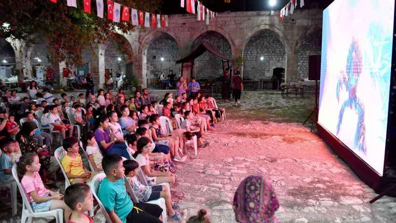 Mersin'de çocuklara açık hava film etkinliği