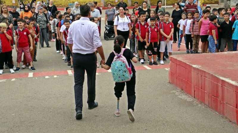 13 günlükken sol bacağı kesilen Özge, protez bacağıyla okula gelip ders başı yaptı