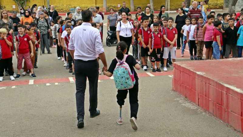 13 günlükken sol bacağı kesilen Özge, protez bacağıyla okula gelip ders başı yaptı