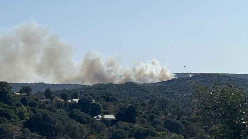 Alaçatı’daki orman yangınına müdahale ediliyor
