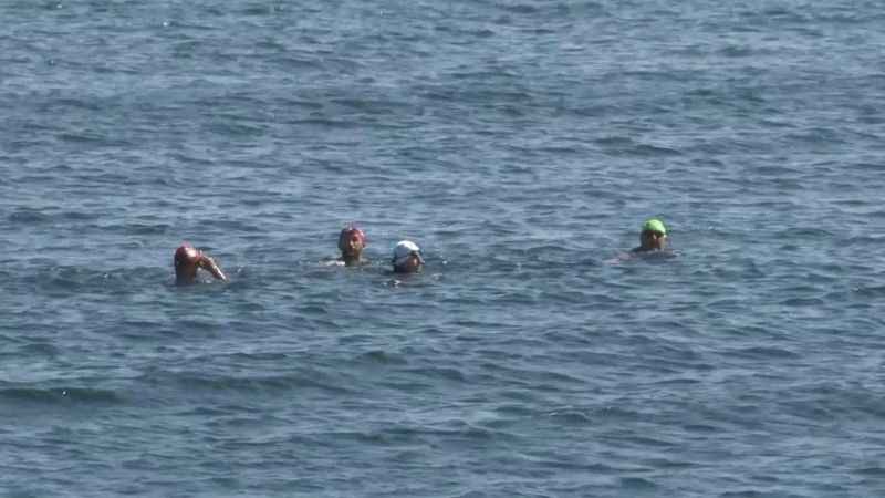 İstanbul Boğazı’nda 30 buçuk kilometreyi yüzerek geçtiler