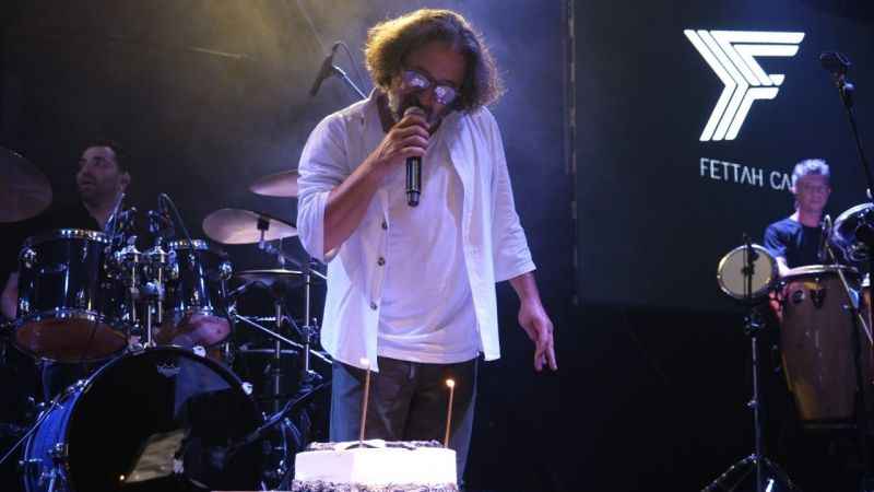 Fettah Can’a hayranlarından sahnede sürpriz kutlama