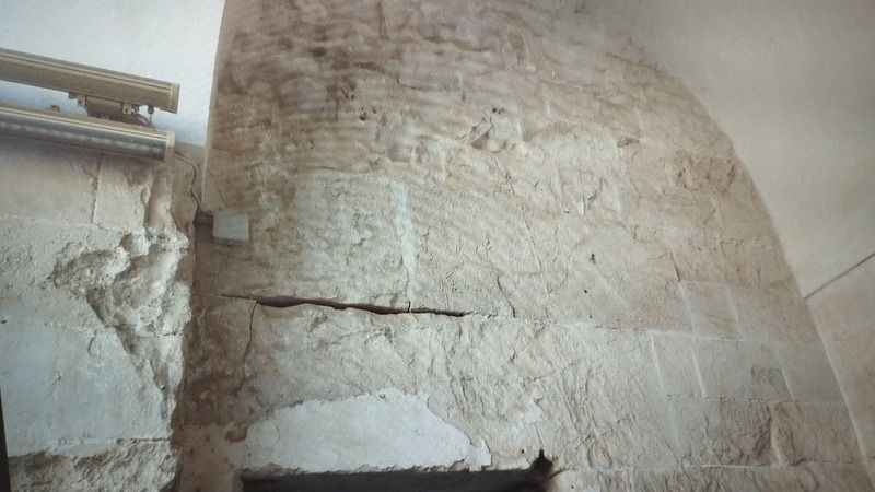 Mardin'de bin yıllık medresede deprem çatlakları