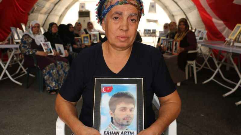 Evlat nöbetindeki anne: “Çocuğumun babası evlat hasretinden vefat etti”