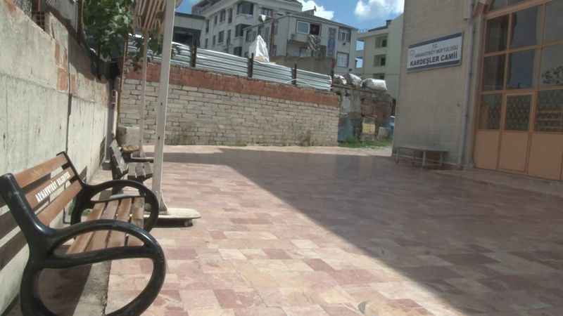 Arnavutköy’de cami avlusuna bırakılan bebek cemaat tarafından bulundu