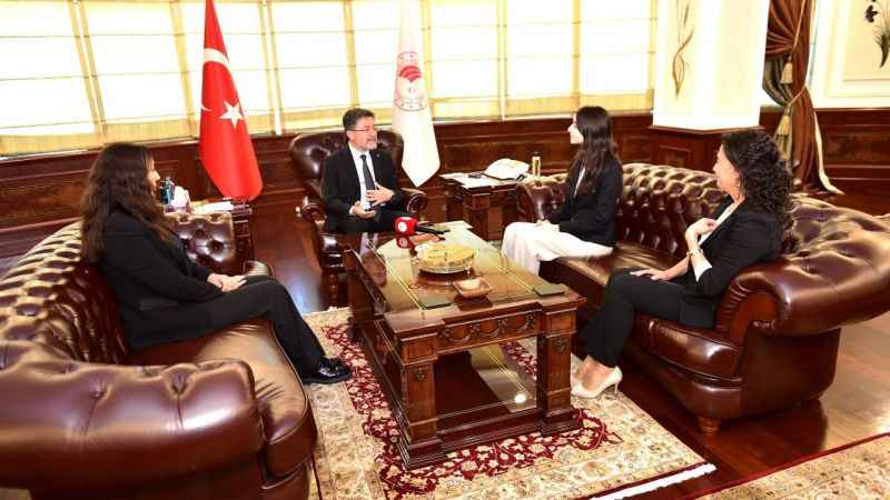 Bakan Yumaklı, İsveç’te su ödülü alan Ayşe Pelin Dedeler ile bir araya geldi