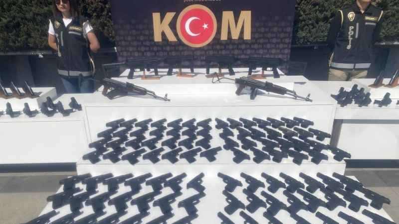 İstanbul’da silah atölyelerine operasyon: Çok sayıda silah ve 2 bini aşkın silah üretecek parça ele geçirildi