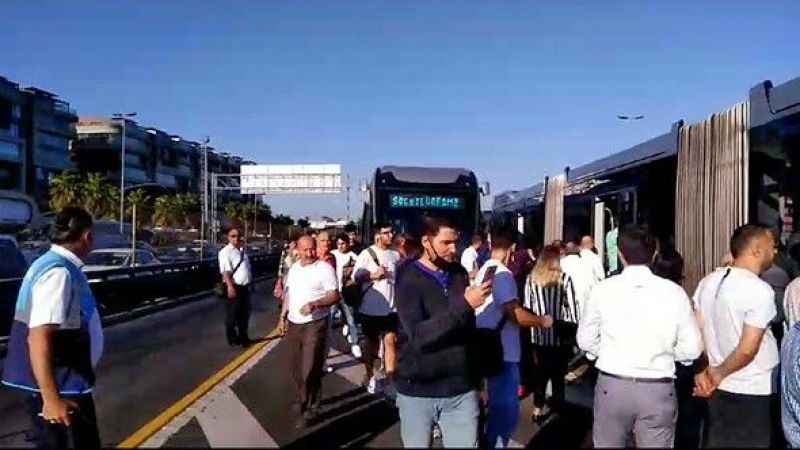 İstanbul’da metrobüs arıza yaptı, yolcular yürümek zorunda kaldı