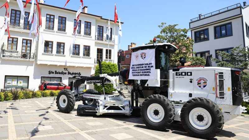 Çevre Şehircilik ve İklim Değişiklik Bakanlığı’ndan Şile’ye Greyder Hizmet Aracı hibe edildi