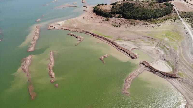 Su seviyesi yüzde 16’lara düşen Bayramiç Barajı kuruma noktasına geldi