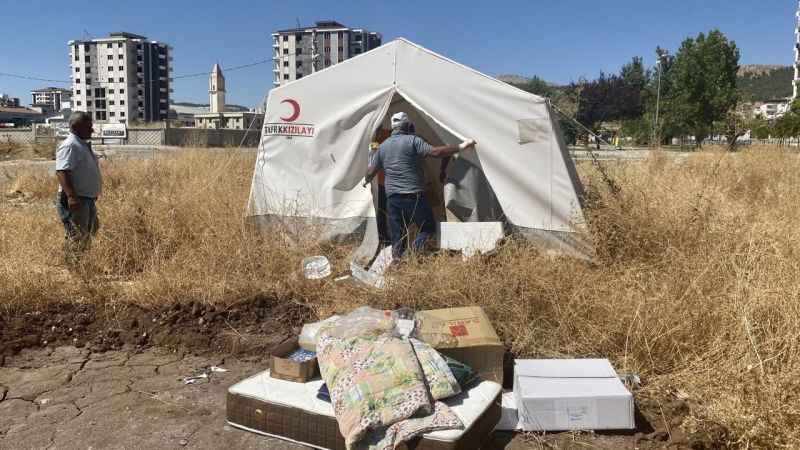 Çadırlarda kalan kiracılar konteyner talep ediyor