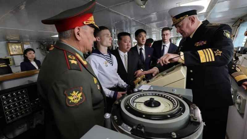 Kuzey Kore lideri Kim, Rus bombardıman uçaklarını ve savaş gemisini inceledi