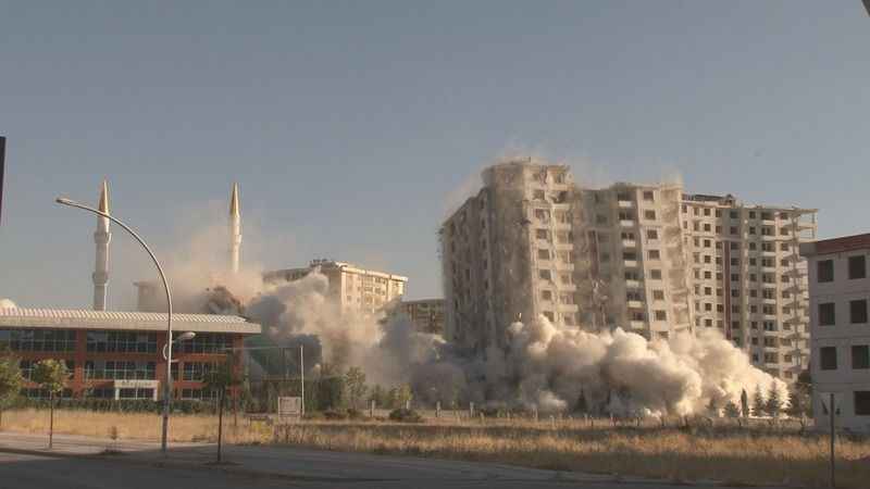 Ağır hasarlı 3 blok saniyeler içerisinde yerle bir oldu