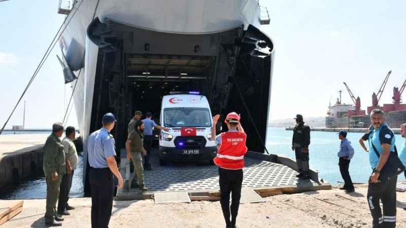 TCG Sancaktar ve TCG Bayraktar gemilerimizin ulaştırdığı yardım malzemeleri Libyalı yetkililere teslim edildi