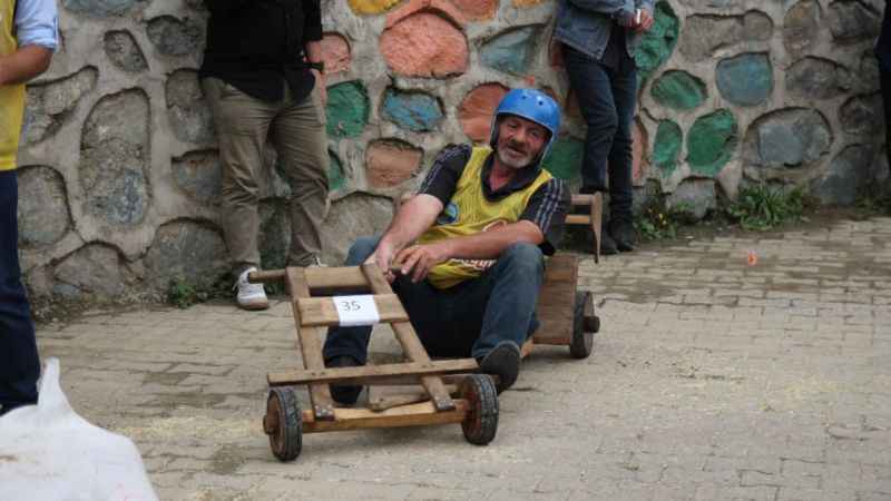 Rize’de ‘Lazralli Tahta Arana yarışları’