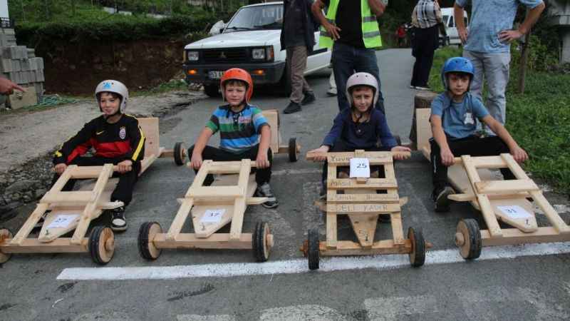 Rize’de ‘Lazralli Tahta Arana yarışları’