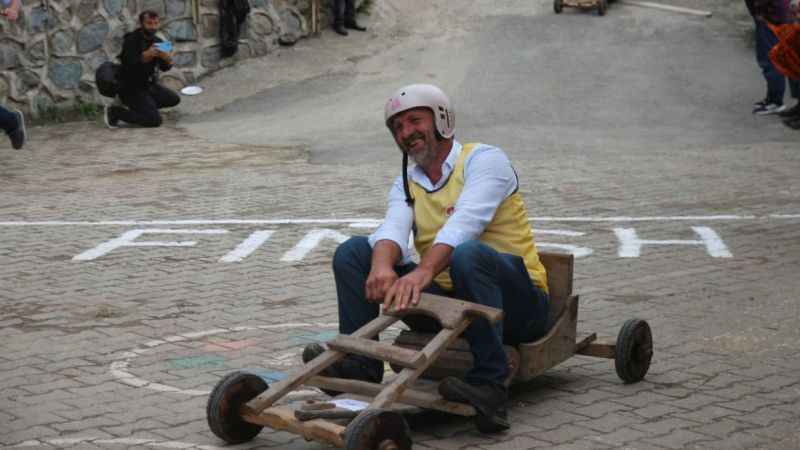 Rize’de ‘Lazralli Tahta Arana yarışları’