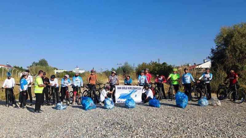Dünya kıyı günü dolayısıyla Van Gölü sahilinde çöp topladılar