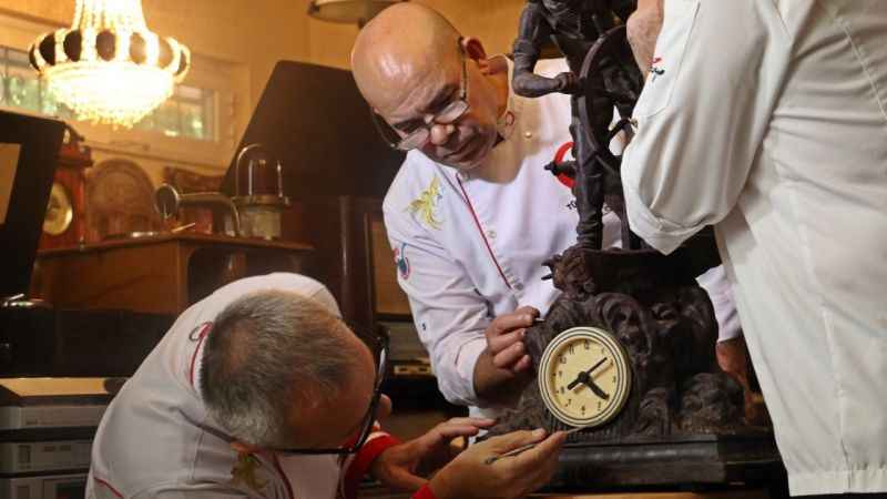 80 kilo çikolatayla 100 yıllık İngiliz saatinin aynısını yaptı