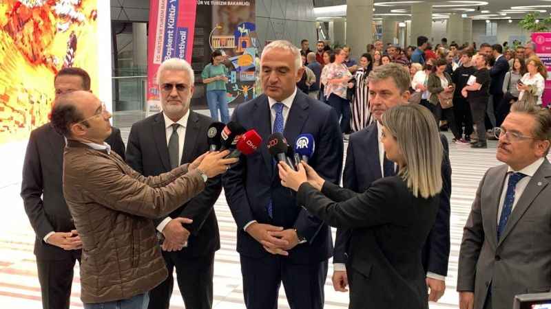 Bakan Ersoy, Tamer Karadağlı ve Tan Sağtürk ile bir araya geldi