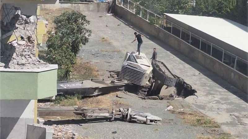 Hatay'da yer yarıldı, iş makinesi içine düştü