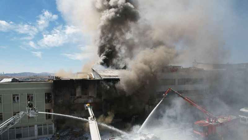 Başkentte sünger fabrikasında yangın: 1 kişi hayatını kaybetti