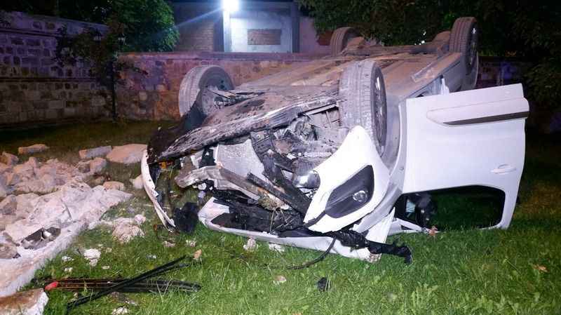 Polisin "dur" ihtarına uymayan göçmen kaçakçıları kaza yaptı, 9 göçmen yakalandı