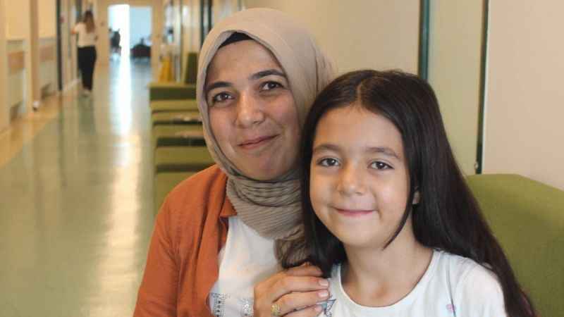 Ana kucağındayken kanseri yendi, şimdi ortaokula gidiyor