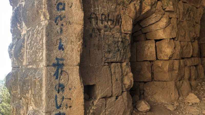 7 asırlık tarihi kale duvarlarını spreylerle boyadılar