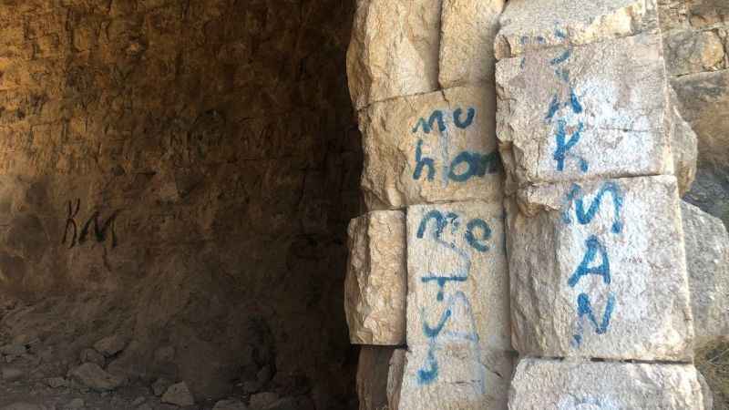 7 asırlık tarihi kale duvarlarını spreylerle boyadılar