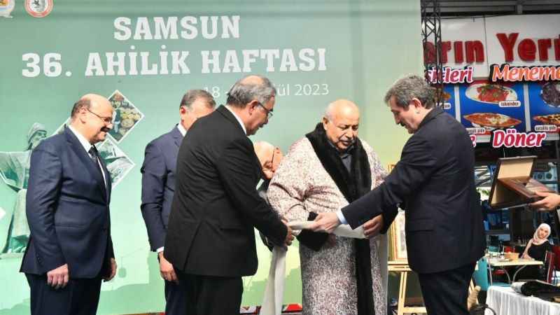 Samsun’da yılın ahisi 60 yıllık ayakkabıcı seçildi